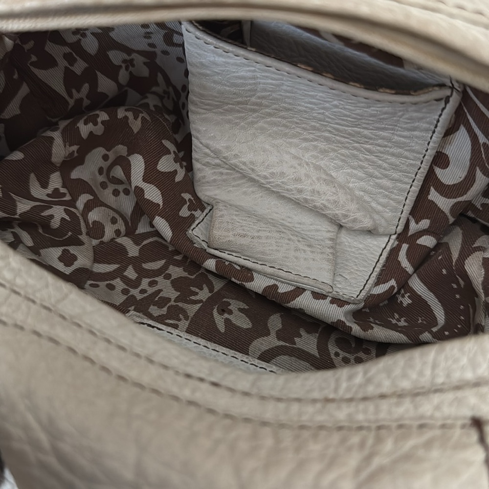 Elegant White Leather Handbag - Picture 4 of 8